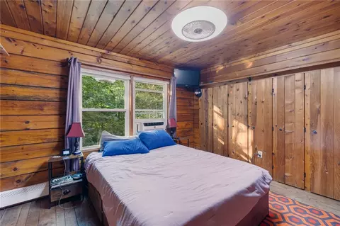 Bedroom - 46 Simmons Rd, Little Compton, RI 02837 photo 3 of 9