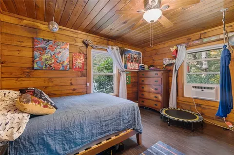 Bedroom - 46 Simmons Rd, Little Compton, RI 02837 photo 1 of 9