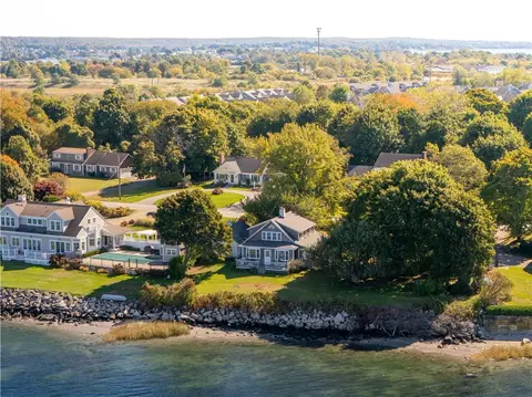 70 Bayview Ave, Portsmouth, RI 02871