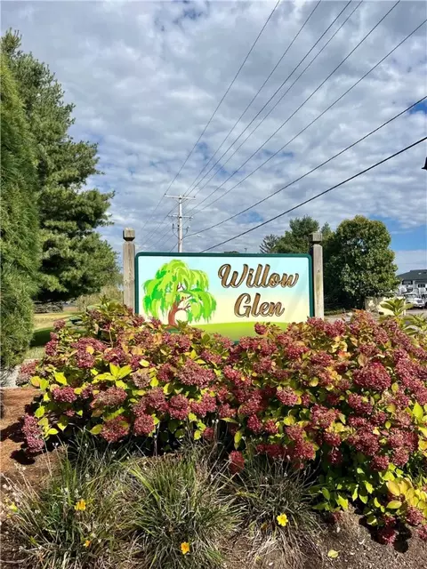 1 Willow Glen Cir, Warwick, RI 02889