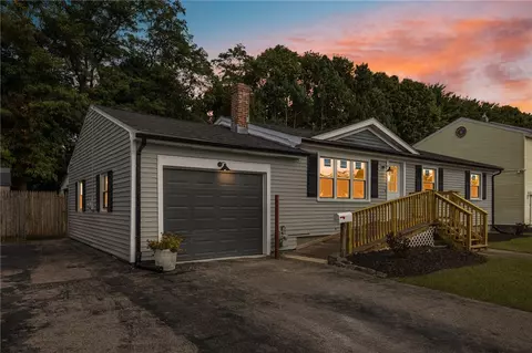 130 Zinnia Dr, Cranston, RI 02920