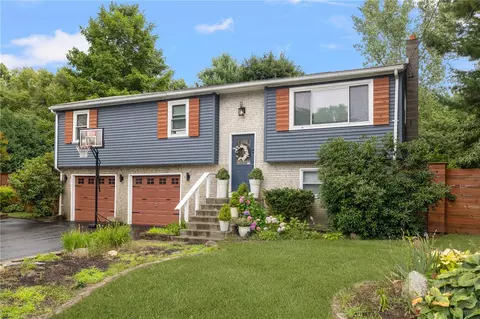 29 Longfellow Dr, Coventry, RI 02816