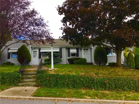 33 Morton Dr, Warwick, RI 02889