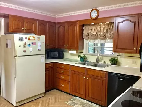 Kitchen - 33 Morton Dr, Warwick, RI 02889 photo 2 of 2