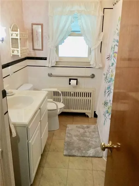 Bath - 33 Morton Dr, Warwick, RI 02889 photo 1 of 2