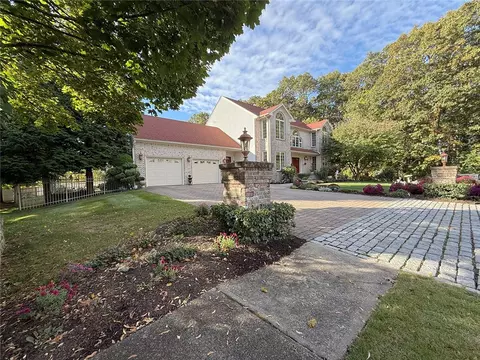 24 Michelle Cir, Warwick, RI 02886