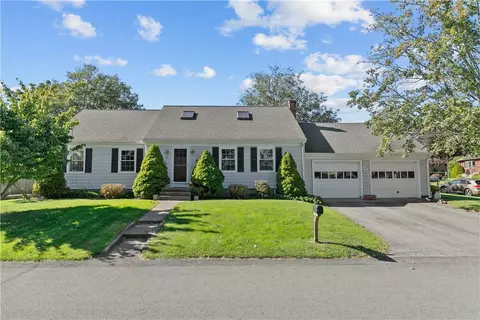 81 Lee Ave, Portsmouth, RI 02871