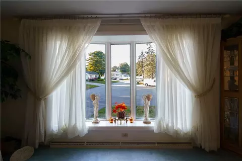 Living - 16 Cahir Ct, Warwick, RI 02889 photo 2 of 5