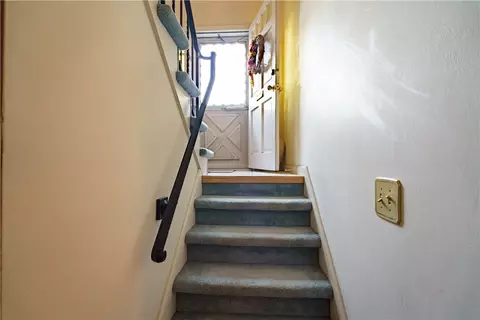 Entry Way - 16 Cahir Ct, Warwick, RI 02889 photo 5 of 5