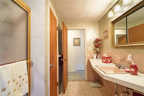 Bath - 16 Cahir Ct, Warwick, RI 02889 photo 2 of 2
