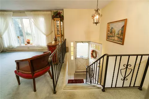 Entry Way - 16 Cahir Ct, Warwick, RI 02889 photo 2 of 5