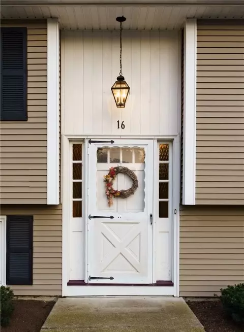 Entry Way - 16 Cahir Ct, Warwick, RI 02889 photo 1 of 5