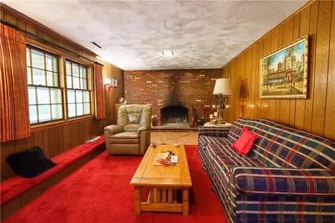 Living - 16 Cahir Ct, Warwick, RI 02889 photo 4 of 5