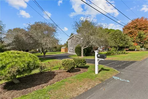 22 Pear St, Portsmouth, RI 02871