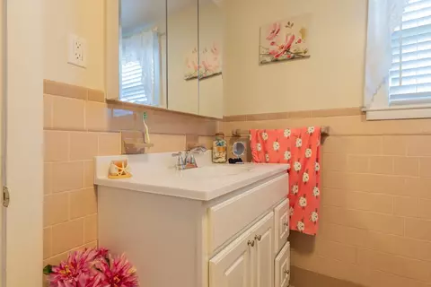 Bath - 88 Lee Ave, Warwick, RI 02889 photo 1 of 2