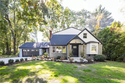 41 Bretton Woods Dr, Cranston, RI 02920