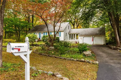25 Hanaford Dr, East Greenwich, RI 02818