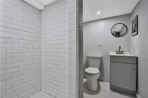 Bath - 48 Central Ave, Warren, RI 02885 photo 3 of 3