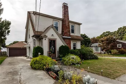 32 Lockmere Rd, Cranston, RI 02910