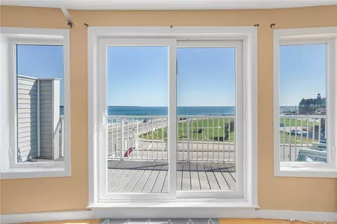 40 Pier Market Pl, Narragansett, RI 02882