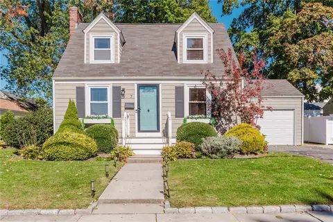 7 Astle St, Cranston, RI 02905