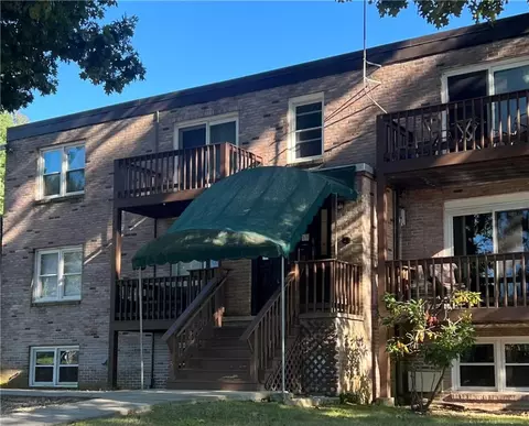 5 Apple Valley Pkwy #12, Greenville, RI 02828