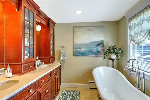 Bath - 18 Taddy Ave, Warren, RI 02885 photo 3 of 4