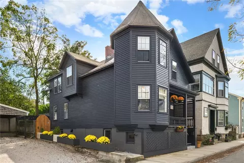 23 Mount Vernon St, Newport, RI 02840