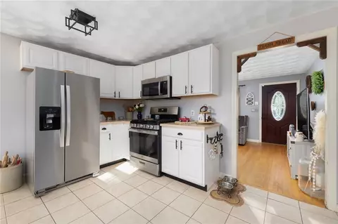 Entry Way - 70 Pender Ave, Warwick, RI 02889 photo 1 of 3