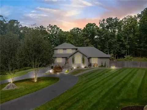33 Oakwood Dr, Foster, RI 02825