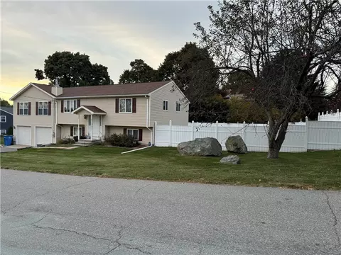 3 Betty St, Lincoln, RI 02865