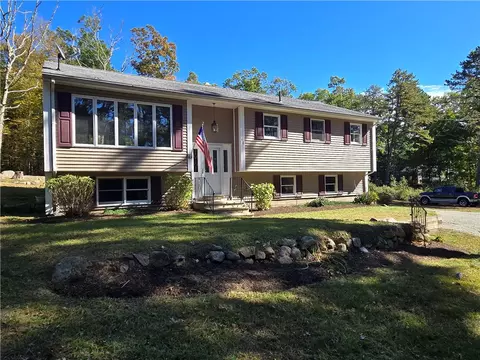 46 Fairview Ave, Hopkinton, RI 02832