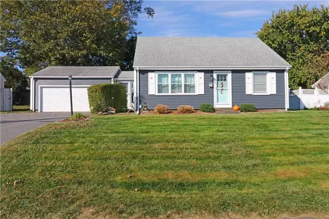 71 Douglas Ave, Portsmouth, RI 02871