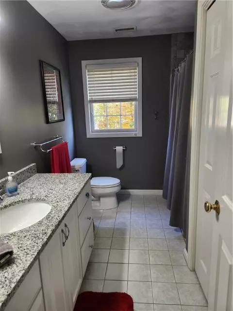 Bath - 2 Jay Ct, Cranston, RI 02921 photo 3 of 4