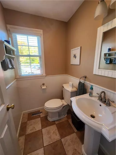 Bath - 2 Jay Ct, Cranston, RI 02921 photo 4 of 4