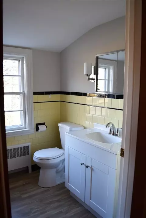 Bath - 90 Park View Ave, Warwick, RI 02888 photo 4 of 4