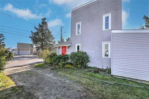 13 Everett Ave, Bristol, RI 02809 photo 3