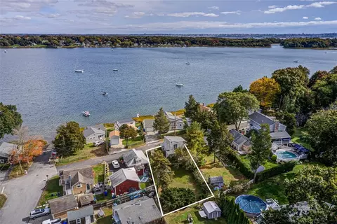 13 Everett Ave, Bristol, RI 02809