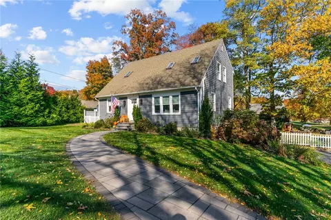 12 Bray Ln, Bristol, RI 02809
