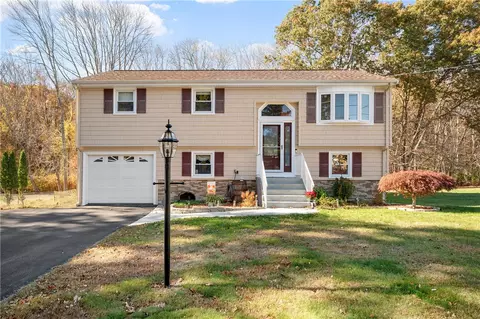 8 Cynthia Dr, North Smithfield, RI 02896