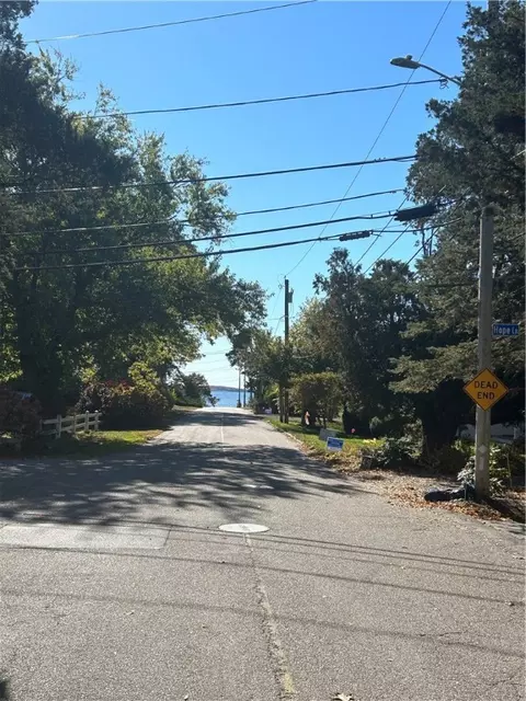 2 Hope Ln, Barrington, RI 02806