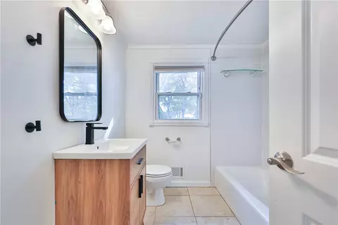 Bath - 33 Morse Ave, Warwick, RI 02886 photo 1 of 1