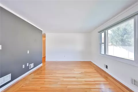 Living - 33 Morse Ave, Warwick, RI 02886 photo 4 of 5