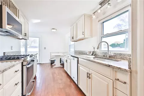 Kitchen - 33 Morse Ave, Warwick, RI 02886 photo 7 of 10