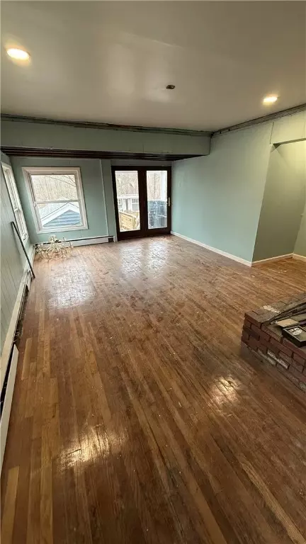 Living - 39 Louise St, Woonsocket, RI 02895 photo 2 of 4