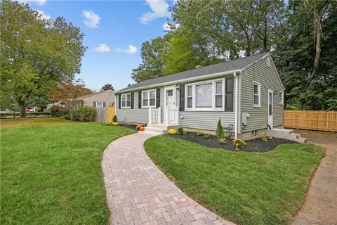 150 Dickens St, Warwick, RI 02886