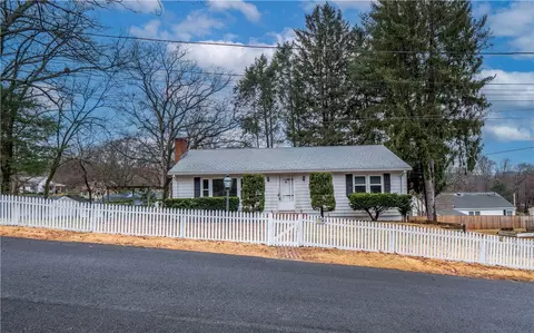 15 Ursula Rd, Smithfield, RI 02917