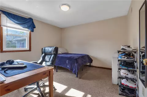 Bedroom - 210 Pinegrove Ave, Warwick, RI 02889 photo 3 of 9