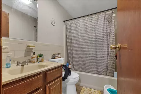 Bath - 210 Pinegrove Ave, Warwick, RI 02889 photo 4 of 4