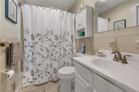 Bath - 210 Pinegrove Ave, Warwick, RI 02889 photo 3 of 4